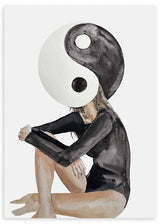 Cuadro con figura femenina sentada, cabeza de yin yang en negro y blanco, cuerpo en tonos beige y gris oscuro, de estilo ilustración. Disponible en kudeko.com