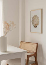 Cuadro de concha marina en tonos beige, arena y marrón suave sobre fondo blanco, con composición limpia y estilo ilustración. Disponible en kudeko.com