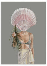 Wandbild mit weiblicher Figur im Küstenstil, großer rosa Muschel, grünem Palmblatt, Kleidung in Sandtönen, grauem Hintergrund und ruhigem Illustrationsstil. Erhältlich auf kudeko.com