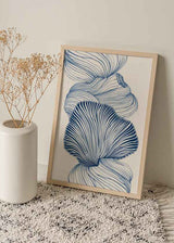 Cuadro de corales marinos y formas orgánicas en líneas azules sobre fondo beige, con composición fluida, elegante y de estilo naturaleza y paisajes. Disponible en kudeko.com