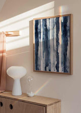 Tableau avec bandes abstraites irrégulières en bleu marine, bleu gris et blanc, composition verticale fluide sur fond clair, style abstrait contemporain. Disponible sur kudeko.com