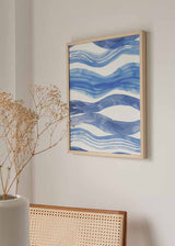 Cuadro con líneas onduladas en azul cobalto, azul medio y azul claro sobre fondo blanco, composición fluida de estilo abstracto. Disponible en kudeko.com