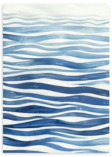 Quadro emoldurado com linhas onduladas em azul-marinho, azul médio e azul-claro sobre fundo branco, composição abstrata inspirada no movimento da água e num estilo marítimo sereno. Disponível em kudeko.com