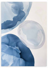 Cuadro con formas orgánicas abstractas en azul marino, azul suave y gris claro sobre fondo blanco, de estilo abstracto. Disponible en kudeko.com