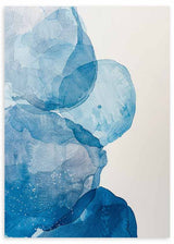 Cuadro con formas orgánicas superpuestas en azul marino, celeste y blanco, con transparencias suaves y composición fluida de estilo abstracto. Disponible en kudeko.com