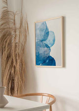 Cuadro con formas orgánicas superpuestas en azul marino, celeste y blanco, con transparencias suaves y composición fluida de estilo abstracto. Disponible en kudeko.com
