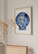 Cuadro de concha marina en tonos azul intenso y azul claro sobre fondo blanco, con formas radiales y estilo ilustración de inspiración costera. Disponible en kudeko.com
