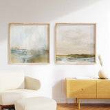 Quadratisches Wandbild mit ruhiger Küstenlandschaft, hellem Meer in Weiß und Graublau, Landhorizont in Oliv und Beige, weitem Himmel, Stil Natur und Landschaften. Erhältlich auf kudeko.com