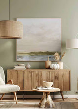 Quadratisches Wandbild mit ruhiger Küstenlandschaft, hellem Meer in Weiß und Graublau, Landhorizont in Oliv und Beige, weitem Himmel, Stil Natur und Landschaften. Erhältlich auf kudeko.com