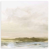 Quadratisches Wandbild mit ruhiger Küstenlandschaft, hellem Meer in Weiß und Graublau, Landhorizont in Oliv und Beige, weitem Himmel, Stil Natur und Landschaften. Erhältlich auf kudeko.com