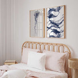 Cuadro con composición abstracta de formas fluidas y trazos en azul marino, azul grisáceo y blanco, de estilo abstracto. Disponible en kudeko.com