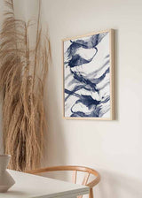 Cuadro con composición abstracta de formas fluidas y trazos en azul marino, azul grisáceo y blanco, de estilo abstracto. Disponible en kudeko.com