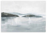 Horizontales gerahmtes Wandbild mit Küstenlandschaft, flachen Inseln, fernen Hügeln und ruhigem Wasser in Grau, Weiß und zartem Blau, im Stil Natur und Landschaften. Erhältlich auf kudeko.com