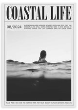Wandbild mit Editorial-Cover, Frau im Meer, markanter schwarzer Typografie, Wasser in Grautönen und fotografischem Schwarz-Weiß-Stil mit klarer, ruhiger Wirkung. Erhältlich auf kudeko.com