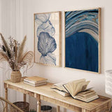 Cuadro con composición abstracta de ondas fluidas en azul profundo, celeste, gris perla y beige arena, con efecto visual inspirado en el mar y estilo abstracto. Disponible en kudeko.com
