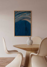 Cuadro con composición abstracta de ondas fluidas en azul profundo, celeste, gris perla y beige arena, con efecto visual inspirado en el mar y estilo abstracto. Disponible en kudeko.com