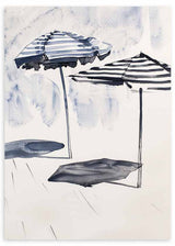 Cuadro con dos sombrillas de playa a rayas azul marino y blanco, fondo claro y composición ligera de estilo ilustración. Disponible en kudeko.com