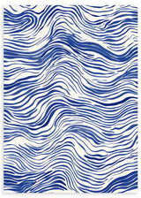 Cuadro de ondas fluidas azules sobre fondo blanco, con líneas orgánicas de ritmo marino y composición abstracta de alto contraste. Disponible en kudeko.com