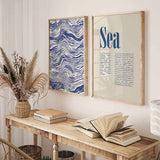 Cuadro de ondas fluidas azules sobre fondo blanco, con líneas orgánicas de ritmo marino y composición abstracta de alto contraste. Disponible en kudeko.com