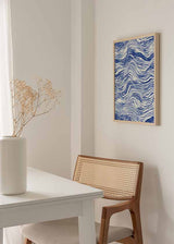 Cuadro de ondas fluidas azules sobre fondo blanco, con líneas orgánicas de ritmo marino y composición abstracta de alto contraste. Disponible en kudeko.com