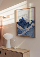 Cuadro de gran ola marina con espuma blanca, tonos azul profundo y azul claro, composición dinámica y estilo naturaleza y paisajes. Disponible en kudeko.com