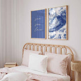 Gerahmtes Wandbild mit großer Meereswelle, weißem Schaum, fließenden Wirbeln, Kobaltblau, sanften Blautönen und Vintage-Stil auf hellem Hintergrund. Erhältlich auf kudeko.com