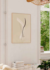 Cuadro minimalista y abstracto con ilustraciones de trazos blancos y negros sobre un fondo beige crema. Ideal para ambientes modernos, salones y salas de estar