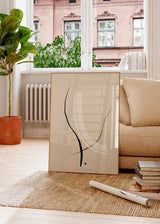 Cuadro minimalista y abstracto con ilustraciones de trazos blancos y negros sobre un fondo beige crema. Ideal para ambientes modernos, salones y salas de estar