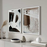 Cuadro con composición abstracta de formas blancas, negras y marrón oscuro, de contraste marcado y estética contemporánea, estilo abstracto. Disponible en kudeko.com