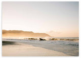 Cuadro horizontal de playa en Costa Rica con olas suaves, arena clara, bruma dorada, montañas al fondo y estilo fotográfico en tonos beige y azul grisáceo. Disponible en kudeko.com