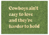 Cuadro con frase "Cowboys ain't easy to love and they're harder to hold" sobre fondo verde, kudeko.com