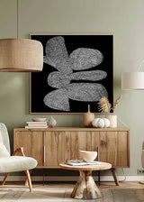 Quadro quadrado com formas orgânicas brancas, fundo preto, padrão gráfico repetitivo e composição abstrata em preto e branco de estilo contemporâneo. Disponível em kudeko.com
