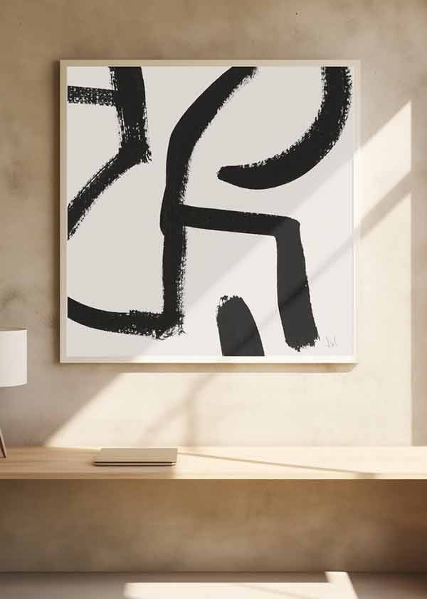 Tableau carré avec composition abstraite de lignes courbes noires, formes larges contrastées, fond blanc cassé et style graphique contemporain. Disponible sur kudeko.com
