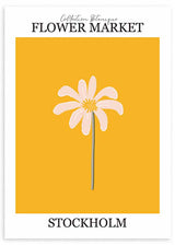 Gerahmtes Wandbild mit zentrierter weißer Blüte, senfgelbem Hintergrund, schwarzer Schrift Flower Market Stockholm und klarer floraler Gestaltung im grafischen Stil. Erhältlich auf kudeko.com