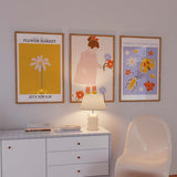 Gerahmtes Wandbild mit gelben Insekten und Blumen in Orange, Weiß und Braun auf lila Hintergrund, schlichte Komposition im kindlichen Stil für Kinderzimmer oder Spielecke. Erhältlich auf kudeko.com