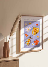 Gerahmtes Wandbild mit gelben Insekten und Blumen in Orange, Weiß und Braun auf lila Hintergrund, schlichte Komposition im kindlichen Stil für Kinderzimmer oder Spielecke. Erhältlich auf kudeko.com
