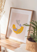 Cuadro de ilustración floral colorida con flores sobre fondo rosa claro