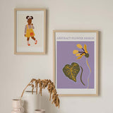 Cuadro con flor abstracta y hoja botánica en tonos lila, amarillo mostaza, verde oliva y marrón, de estilo ilustración. Disponible en kudeko.com