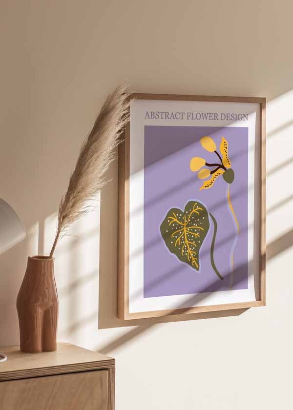 Cuadro con flor abstracta y hoja botánica en tonos lila, amarillo mostaza, verde oliva y marrón, de estilo ilustración. Disponible en kudeko.com