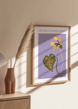 Cuadro con flor abstracta y hoja botánica en tonos lila, amarillo mostaza, verde oliva y marrón, de estilo ilustración. Disponible en kudeko.com
