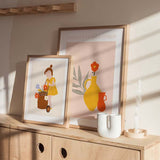 Wandbild mit Kinderillustration eines Mädchens im gelben Kleid, braunem Wagen und Blumen in Rot, Lila, Weiß und Senfgelb auf sanft beigem Hintergrund, im hellen und liebevollen Stil. Erhältlich auf kudeko.com