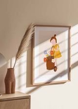 Wandbild mit Kinderillustration eines Mädchens im gelben Kleid, braunem Wagen und Blumen in Rot, Lila, Weiß und Senfgelb auf sanft beigem Hintergrund, im hellen und liebevollen Stil. Erhältlich auf kudeko.com