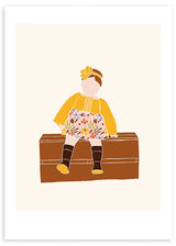 Quadro com menina sentada sobre uma arca castanha, casaco amarelo, vestido floral, fundo bege e estilo ilustrado suave para quarto infantil. Disponível em kudeko.com