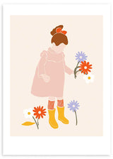 Cuadro de ilustración infantil con niña de vestido rosa, lazo rojo, botas amarillas y flores lila, naranja y blancas sobre fondo beige suave. Disponible en kudeko.com