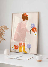 Wandbild mit Mädchen im Profil, rosa Kleid, roter Schleife, gelben Stiefeln und großen Blumen in Rot, Flieder und Weiß auf cremefarbenem Hintergrund, im kindlichen Stil. Erhältlich auf kudeko.com