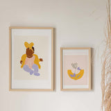 Cuadro infantil de ilustración artística de bebé con lazo y pijama