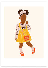 Cuadro con silueta de niña con falda amarilla, blusa rosa estampada, lazo en el cabello y bolso naranja, en tonos suaves y estilo infantil. Disponible en kudeko.com
