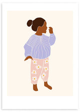Tableau encadré avec silhouette de petite fille de profil, pull lilas, pantalon rose à fleurs blanches, fond crème et style enfantin en tons pastel. Disponible sur kudeko.com