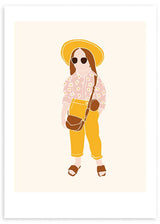 Gerahmtes Wandbild mit Mädchen, gelbem Hut, Sonnenbrille, rosa Blumenbluse, brauner Tasche, hellem beigem Hintergrund und schlichtem kindlichem Stil. Erhältlich auf kudeko.com
