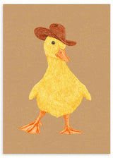 Cuadro de patito amarillo con sombrero vaquero marrón, pico naranja, fondo beige liso y estilo infantil de aire tierno y divertido. Disponible en kudeko.com